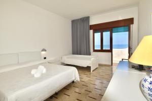 Postel nebo postele na pokoji v ubytování Cossyra Hotel + 37 fotografií