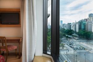 um quarto com uma janela com vista para a cidade em Imperial Park Hotel em Buenos Aires