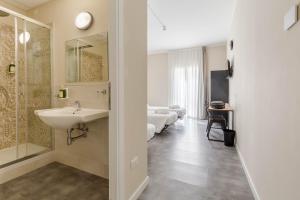Bilik mandi di Piccolo Catalunya Hostel