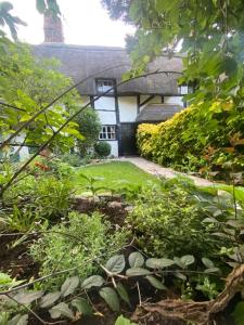 Casa con techo de paja y jardín en Hathaway Hamlet en Stratford-upon-Avon