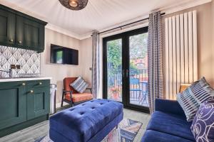 uma sala de estar com um sofá azul e uma janela em 44 North em Londonderry County Borough