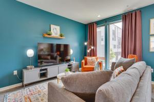 uma sala de estar com um sofá e uma televisão em Pet-Friendly Philadelphia Vacation Rental with Patio em Filadélfia