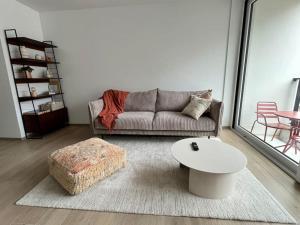 米德爾克爾克的住宿－Gezinsappartement in Middelkerke - Noort-C，客厅配有沙发和桌子