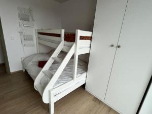 a bunk room with two bunk beds in it at Gezinsappartement in Middelkerke - Noort-C in Middelkerke
