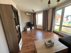 a living room with a couch and a tv at Apartment Happy Holiday 2 in Burgas City