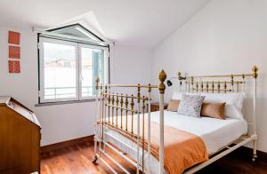 um quarto com uma cama e uma janela em A ver o mar rooms- Funchal city center no Funchal