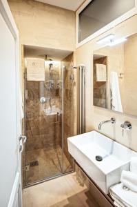 a bathroom with a sink and a shower at Wonderfalls Cascate del Liri in Isola del Liri