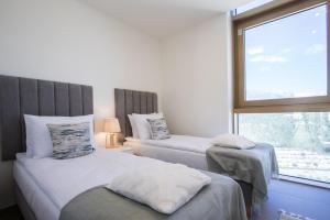 twee bedden in een kamer met een raam bij INTEMPO Sky Apartments 161 in Benidorm