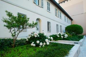 a building with white flowers in front of it at Au petit jardin in Ravenna