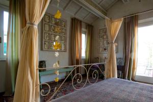 una camera con letto e tende di Au petit jardin a Ravenna