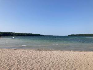 Ein Strand an oder in der Nähe der Zelt-Lodge