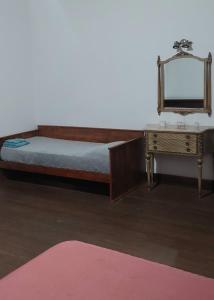 una camera con letto, specchio e tavolo di LS Alojamientos Posadas Misiones a Posadas