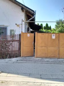 um par de portões de madeira em frente a uma casa em Casa Olga Deva em Deva