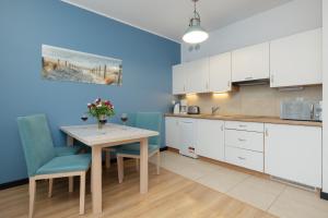 O bucătărie sau chicinetă la Aquamarina Apartment with Terrace - Close to the Beach - by Renters