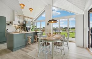 una cucina e una sala da pranzo con tavolo e sedie di Beautiful Home In Otterup With House A Panoramic View a Hasmark