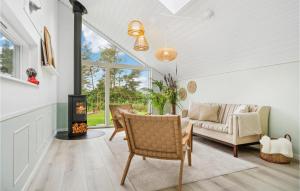 un soggiorno con camino e divano di Beautiful Home In Otterup With House A Panoramic View a Hasmark