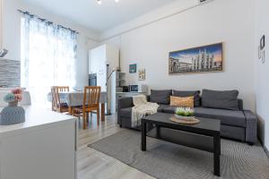un soggiorno con divano e tavolo di Espinasse Apartment a Milano