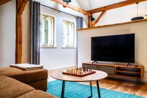 uma sala de estar com um sofá e uma televisão em Landwarenhaus Gross Beuchow em Groß Beuchow