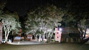 Un bâtiment avec quelques arbres devant lui dans l'établissement HôteL Berbère de la Montagne, à Imdiazene