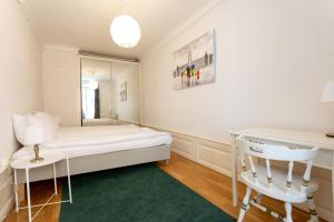 ein kleines Schlafzimmer mit einem Bett und einem Spiegel in der Unterkunft ApartDirect Gamla Stan III in Stockholm