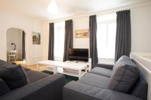 ein Wohnzimmer mit 2 Sofas und einem TV in der Unterkunft ApartDirect Gamla Stan III in Stockholm