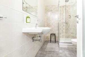 Bilik mandi di Piccolo Catalunya Hostel