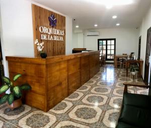 a lobby with a reception desk in a restaurant at Orquídeas De La Selva in Puerto Iguazú