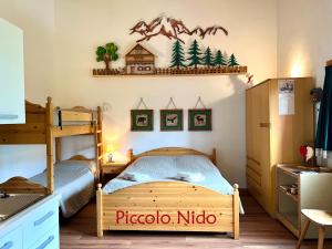 Dormitorio infantil con litera de madera en Piccolo Nido Falcade, en Falcade
