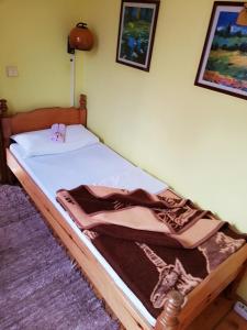 Tempat tidur dalam kamar di Zlatibor Apartman Tomic 542