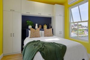 Ένα ή περισσότερα κρεβάτια σε δωμάτιο στο Bo Kaap Luxury Historical Best Views