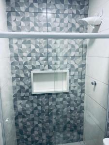 uma casa de banho com um chuveiro e uma porta de vidro em Hotel Rio Branco em São Paulo