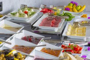 ein Buffet mit vielen Speisen auf dem Tisch in der Unterkunft Erdem City Hotel in Kaş