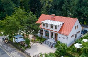 una vista aérea de una casa blanca con techo naranja en Landwarenhaus Gross Beuchow en Groß Beuchow