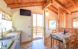 een keuken en eetkamer met een tafel en stoelen bij Beautiful Home In Capovalle With Wifi in Capovalle