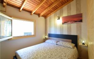 een slaapkamer met een bed en een raam bij Beautiful Home In Capovalle With Wifi in Capovalle