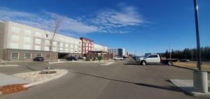 埃德蒙頓的住宿－Element Edmonton West，一条空的街道,有一辆白色的卡车停在路边