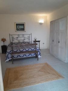 カストロ・ディ・レッチェにあるVilla vista mareのベッドルーム1室(ベッド1台、白いドア付)