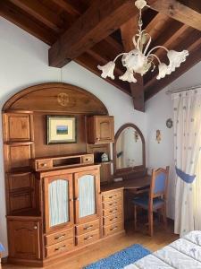 - une chambre avec un bureau, un miroir et un lit dans l'établissement Espectacular Casona Montañesa, à Ibio