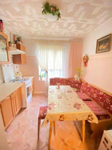 - un salon avec un canapé et une table dans l'établissement Комната с лоджией у Татьяны, à Jurmala