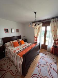 - une chambre avec un grand lit et des oreillers orange dans l'établissement Espectacular Casona Montañesa, à Ibio