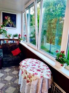 une chambre avec une table devant une fenêtre dans l'établissement Комната с лоджией у Татьяны, à Jurmala