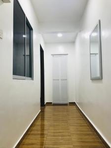 korytarz z białymi ścianami i drewnianą podłogą w obiekcie Alyn Home Batu Pahat VI Wifi w mieście Batu Pahat