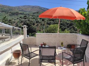 une terrasse avec une table et un parasol dans l'établissement Endiktis Art Home, 