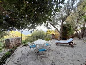 カストロ・ディ・レッチェにあるVilla vista mareのパティオ(テーブル、椅子、ベンチ付)