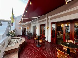 um átrio de um hotel com mesas e cadeiras em Plaza Grande Hotel em Quito