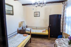 1 Schlafzimmer mit 2 Betten und einem Kronleuchter in der Unterkunft Bocianówka in Baranów Sandomierski