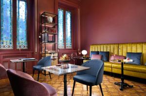 um quarto com cadeiras, uma mesa e uma cama em Villa Cortine Palace Hotel em Sirmione