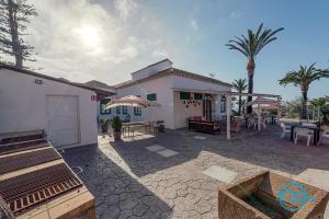 ein Haus mit einer Terrasse mit einem Tisch und Stühlen in der Unterkunft La Violeta Home in Puerto de la Cruz