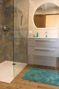 a bathroom with a shower and a sink and a mirror at Villa de vacances 6 personnes in Orpierre