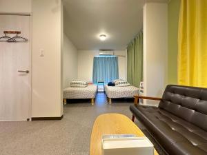 小樽的住宿－PIER6 Otaru，客厅配有沙发和椅子